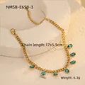 Détail du bracelet en chaîne dorée avec sept pierres en goutte bleu clair sur support - Goutte d'eau Zircone Vert (NMSB-E658-3)
