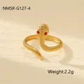 Détail macro d'une bague serpent dorée avec des yeux en pierres rouges et des écailles - Bague Oeil de Serpent en Pierre Précieuse (NMSR-G127-4)