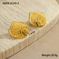 Détail des boucles d'oreilles dorées à l'or 18 carats avec tortue et coquillage - Bague tortue et pétoncle de couleur contrastée (NMSE-K349-2)