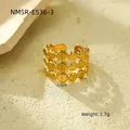 Detailweergave van de gouden drielaagse ring met breedte van 1,5 cm en 3,7 g gewicht - Drierijige Schijf Stapelstijl (NMSR-E536-3)