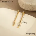 Primer plano de pendientes de serpiente dorados con circonitas brillantes, largo 3,6cm - Pendientes de Gota de Zirconia Lágrima (NMSE-B511-1) / Oro-Circón Blanco