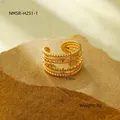 Macro-detail van meerlaagse 18K vergulde titaniumstalen ring met getextureerde banden - Meerlagige Kralenpatroon Stijl (NMSR-H251-1)