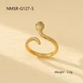 Détail d'une bague serpent avec texture d'écailles et yeux en gemmes vertes dorée - Bague Oeil de Serpent en Pierre Précieuse (NMSR-G127-5)