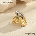 Détail d'une bague coquillage plaqué or 18K avec corail argenté et perles blanches - Bague Corail Perle Coquillage (NMSR-B535-2)