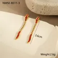 Detalle de pendientes largos de serpiente dorados con piedras rojas y 3,6 cm de largo - Pendientes de Gota de Zirconia Lágrima (NMSE-B511-3) / Dorado-Zirconia Roja