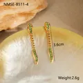 Detalle macro de pendientes largos dorados con cristales verdes brillantes y elegantes - Pendientes de Gota de Zirconia Lágrima (NMSE-B511-4) / Dorado-Zirconia Verde