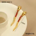 Vue macro de longues boucles d'oreilles serpent avec gemmes rouges et vagues dorées, 6,0 cm - Boucles d'Oreilles Profilées Serpent (NMSE-H437-3)