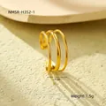 Detailopname van 18K vergulde minimalistische drielaagse open ring op beige ondergrond - Minimalistische Drievoudige Ringstijl (NMSR-H352-1)