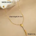Gros plan du collier à pampilles dorées avec cristaux et détails de longueur - Collier à Long Pompon (NMSN-H436-1)