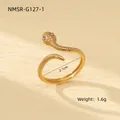Détail d'une bague serpent dorée ajustable avec yeux roses et texture d'écailles - Bague Oeil de Serpent en Pierre Précieuse (NMSR-G127-1)