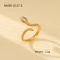 Détail d'une bague serpent dorée avec yeux en cristal blanc et texture de peau fine - Bague Oeil de Serpent en Pierre Précieuse (NMSR-G127-3)