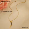 Détail d'un collier serpent doré avec incrustation de cristal vert et pendentif courbé - Collier à Long Pompon (NMSN-H436-2)