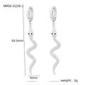 Vue détaillée de boucles d'oreilles serpent avec texture d'écailles et dimensions - Boucles d'Oreilles Longues Vagues de Serpent (NMSE-D228-2)