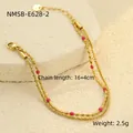 Detail eines 18K vergoldeten doppelten Armbandes mit rosa Perlen auf strukturiertem Stein - Rosa Runde Perlen (NMSB-E628-2)