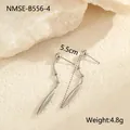 Detailweergave van golvende slangenketting oorbellen met hanger en 5,5 cm lengte maat - Zilveren Conische Stijl (NMSE-B556-4) / 18K goud