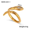 Vue détaillée d'une bague serpent dorée avec texture martelée et détail d'oeil en zircon - Bague Serpent Martelé (NMSR-A441-1)