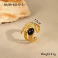 Détail d'une bague serpent dorée avec pierre ovale noire sertie, largeur 1,6 cm - Bague Cabochon Texture Écaille (NMSR-B5310-2)