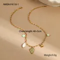 Dettaglio della collana estiva con ciondoli a conchiglia, perla e palma su catena d'oro - Collana Conca Verde (NMSN-F4110-1) / Oro 18K