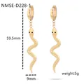 Boucles d'oreilles serpent dorées de 59,5mm par 9mm avec détails d'yeux noirs fins - Boucles d'Oreilles Longues Vagues de Serpent (NMSE-D228-1)