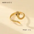 Vue détaillée d'une bague serpent dorée avec texture d'écailles et yeux en pierre noire - Bague Oeil de Serpent en Pierre Précieuse (NMSR-G127-2)