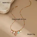 Dettaglio della collana di perline con conchiglie stelle marine e ciondoli da spiaggia - Collana Conca Viola (NMSN-F421-1) / Oro 18K