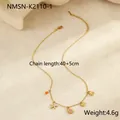 Detail van gouden kralenketting met zeester- en schelphangers op een beige achtergrond - Wulkhalsketting (NMSN-K2110-1) / 18K