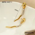 Détail de boucles d'oreilles pendantes dorées avec oxydes de zirconium - Boucles d'Oreilles Profilées Serpent (NMSE-H437-1)