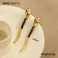 Boucles d'oreilles serpent dorées avec zircons noirs sur un plat en céramique - Boucles d'Oreilles Profilées Serpent (NMSE-H437-2)