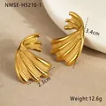 Detalle de pendientes en C dorados estilo vintage francés con medidas e información de peso - Estilo Mate de Abanico Radial (NMSE-H5210-1)