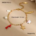 Dettaglio di un braccialetto dorato a tema marino con ciondoli a stella, corallo e perle - Bracciale Corallo Rosso (NMSB-F433-2) / Oro 18K