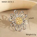 Detalle macro de anillo floral ajustable con pétalos de plata y centro dorado de 4,6cm - Talla única / Estilo Flor Hueca (NMSR-D619-3)