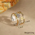 Detalle de anillo de diseño hueco con bandas doradas y flores plateadas finas - Talla única / Estilo Flores Pequeñas Bloque de Color (NMSR-K239-3)