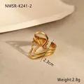 Detailansicht der goldenen Wellenring-Öffnung mit Maßen von 2,3 cm und 2,8 g Gewicht - Einheitsgröße / Dreifach Gold Wellen Stil (NMSR-K241-2)