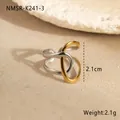 Detail eines kreuzförmig verschlungenen silber-goldenen Rings mit 2,1cm Größenangabe - Einheitsgröße / Farbblock Wickelstil (NMSR-K241-3)
