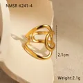 Makroaufnahme der goldenen geometrischen Ringdetails mit Höhen- und Gewichtsangaben - Einheitsgröße / Goldner Wickelstil (NMSR-K241-4)
