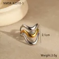Nahaufnahme eines dreilagigen Wellendesigns-Edelstahlrings in Gold- und Silbertönen - Einheitsgröße / Kontrast U-Form Dreifach Wellen Stil (NMSR-K2310-1)