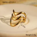 Makroaufnahme von vergoldetem Edelstahlring mit Wellenmuster und Produktdaten - Einheitsgröße / Gold U-Form Dreifach Wellen Stil (NMSR-K2310-2)