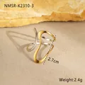 Detailansicht der Größe des modernen zweifarbigen Edelstahlrings auf Texturhintergrund - Einheitsgröße / Kontrast Irregulär Wickel Stil (NMSR-K2310-3)