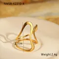 Details des goldfarbenen Wellenrings mit 2,7 cm Höhe und 2,4 g Gewicht Spezifikationen - Einheitsgröße / Gold Irregulär Wickel Stil (NMSR-K2310-4)