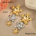 Détail de boucles d'oreilles fleurs bicolores avec perles, longueur de 8,5 cm - Boucles d'Oreilles Fleur Bicolore à Trois Couches / Longueur 8.5cm