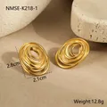 Detalle de pendientes en espiral de acero de titanio dorado con medidas 2,8x2,1cm y peso - Estilo Oro Espiral Ovalado (NMSE-K218-1)