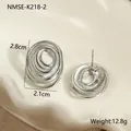 Detalle macro de pendientes de acero inoxidable en espiral con dimensiones 2,8 cm y 12,8 g - Estilo Plata Espiral Ovalado (NMSE-K218-2)