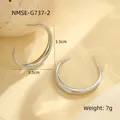 Detail van 3,5 cm roestvrijstalen C-vormige oorringen met een geborstelde zilveren finish - Middelgrote Geborstelde Oorringen (NMSE-G737-2)