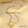 Detailansicht eines 3,1 cm Herzanhängers an einer 41+5 cm Schlangenkette aus Goldstahl - 18K Reinheit / Goldenes Herz (NMSN-E3510-1)