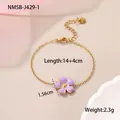 Macro-opname van een gouden armband met paarse emaille bloem en s925 zilveren stempel - Eén maat / Paarse Bloem Armband (NMSB-J429-1)