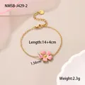 Detailansicht eines goldenen Blumenarmbands mit rosa Emaille-Anhänger und Maßangaben - Rosa Blumenarmband