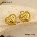 Detalle de pendientes de corazón dorados con textura martillada y borde trenzado fino - Estilo Corazón de Oro Martillado (NMSE-J456-2)