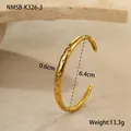 Detail van een goudkleurige titanium stalen armband met sterren en kristallen op steen - Gouden Witte Zirkonia Stijl (NMSB-K326-3) / 18K goud