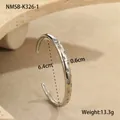 Detail van de 0,6 cm breedte en sterpatronen op deze roestvrijstalen armband - Stalen Witte Zirkonia Stijl (NMSB-K326-1) / 18K goud