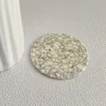 Sottobicchiere tondo minimalista con motivo marmoreo e moderna trama in pietra grigia - Ivory White
